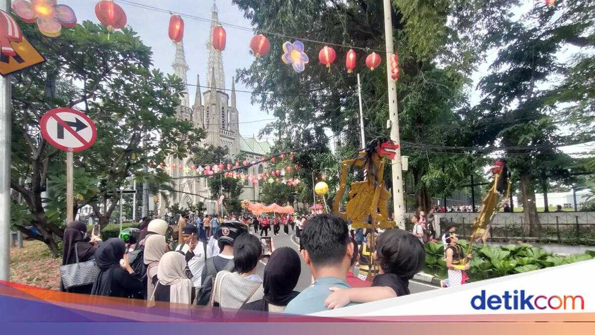 Residents Enthusiastically Witness Lunar New Year Peak Parade Procession in Central Jakarta: Breaking the Fast While Enjoying the Show