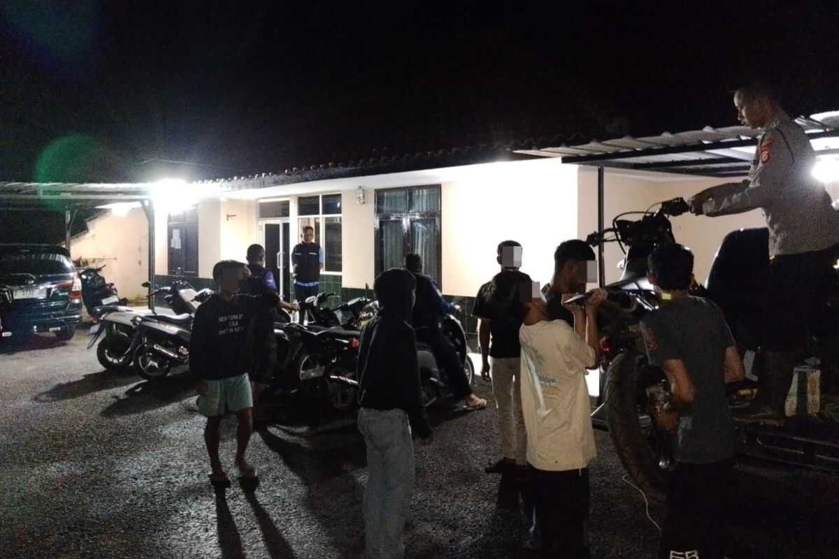 Police disperse illegal motorcycle racing in Garut
