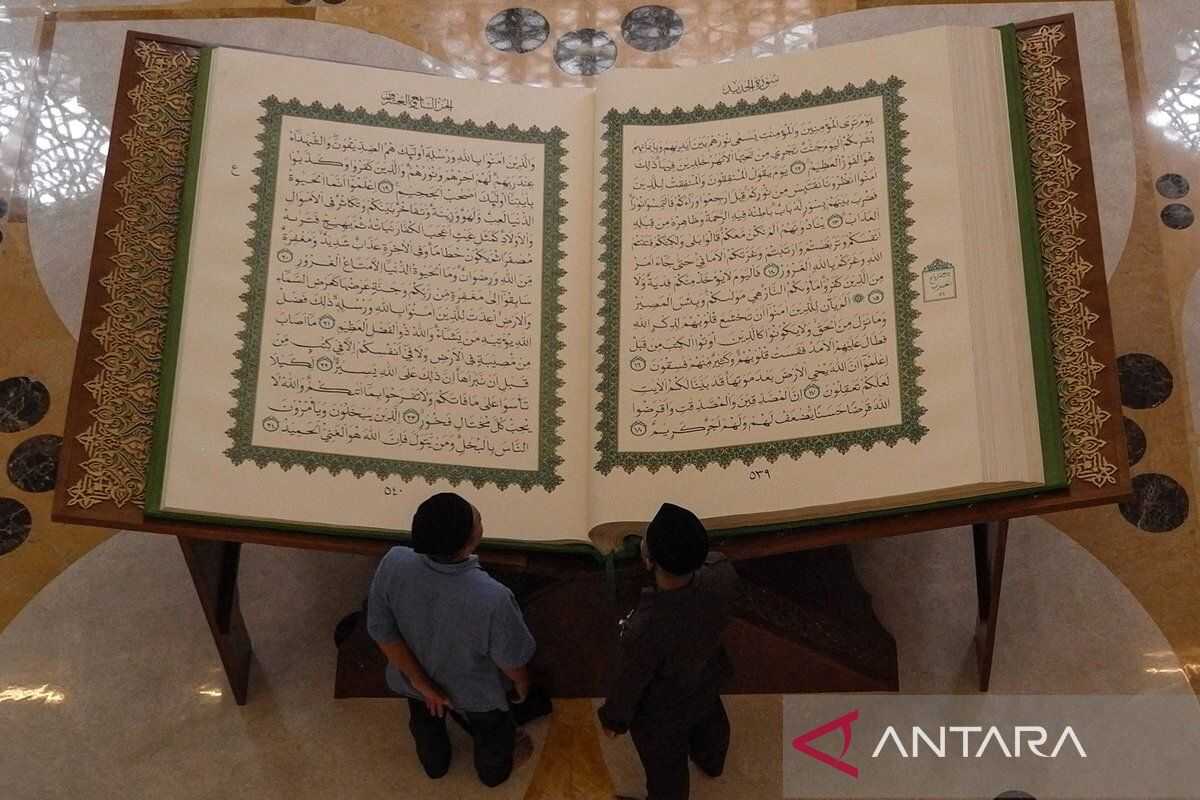 Sheikh Zayed Grand Mosque Solo displays 3x2 metre Quran manuscript