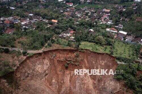 Landslide Threatens Residential Settlements in Semarang