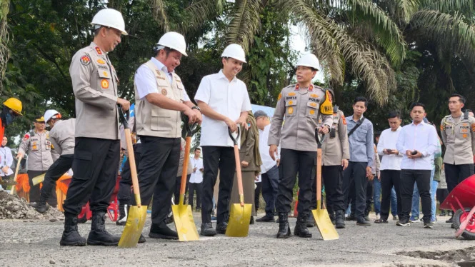 Police, Military and Governor Unite to Make South Sumatra Clean and Fill Potholes