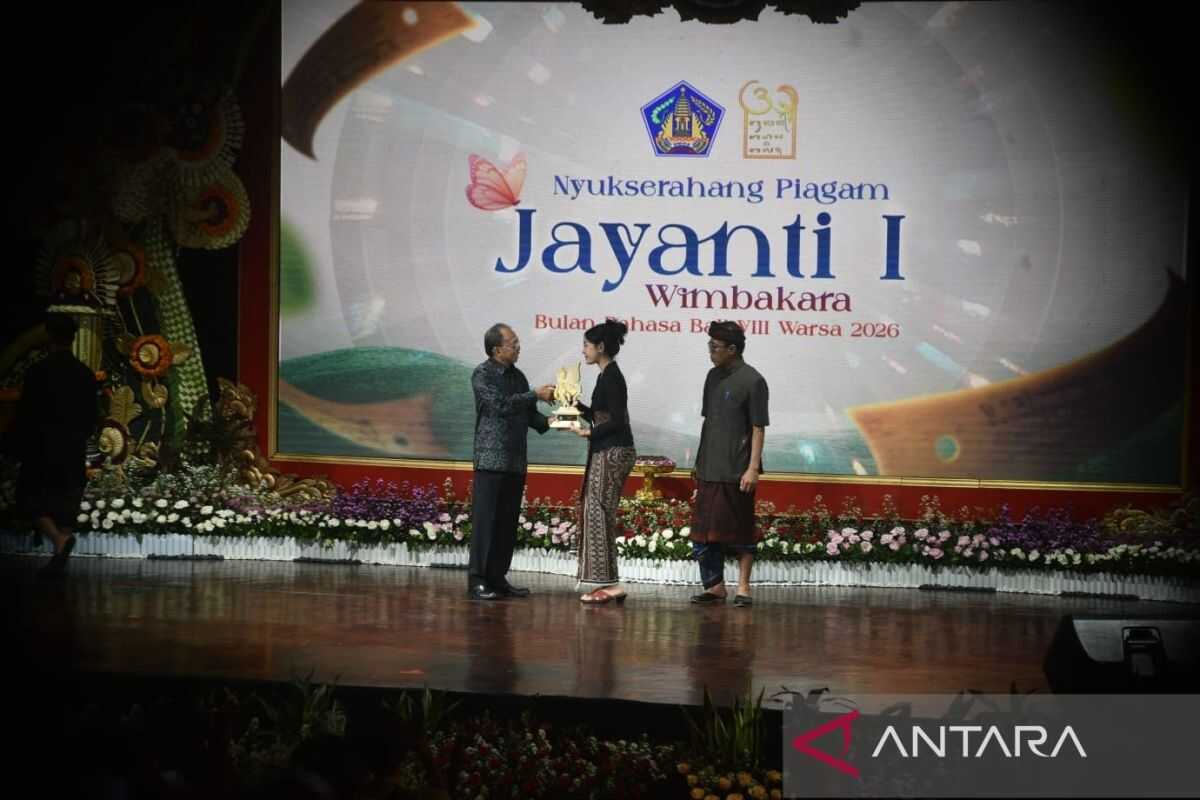 Governor Koster to Meet Villages That Failed to Observe Balinese Language Month