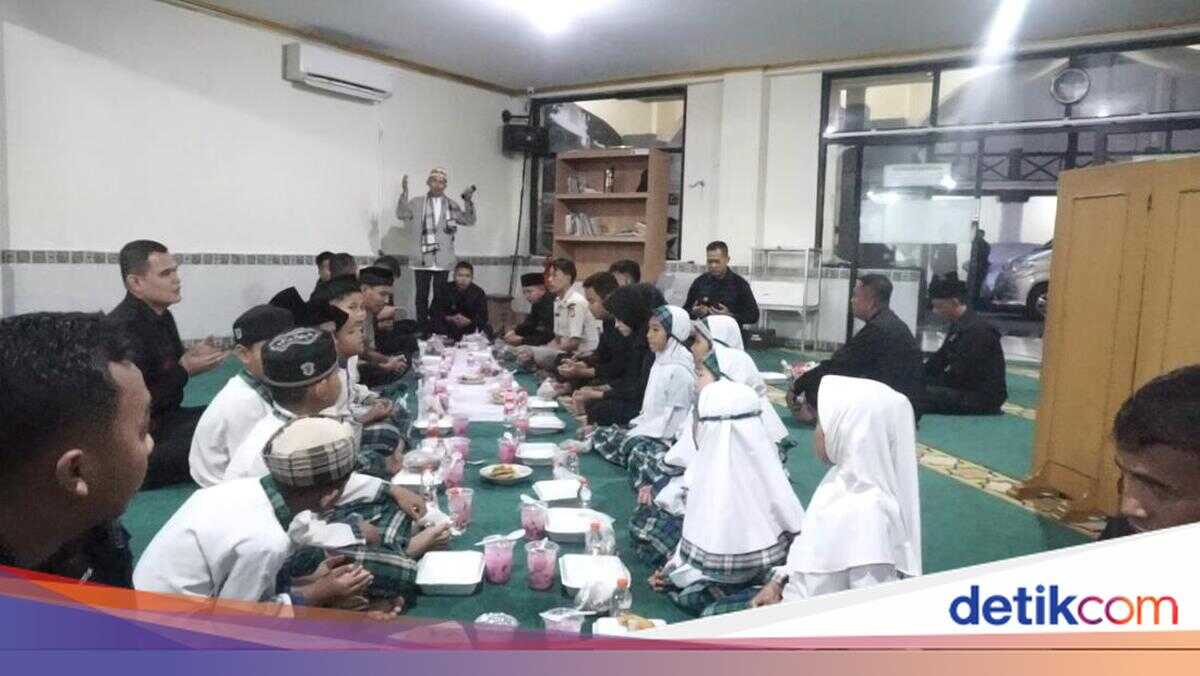 Brimob Police Demonstrate Care During Ramadan with Food Distribution and Charity