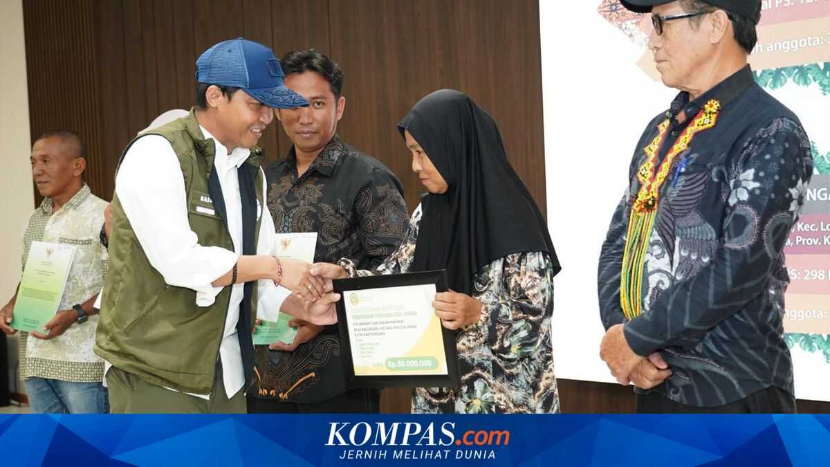Forestry Minister Distributes Social Forestry Decrees to 140 Households in IKN