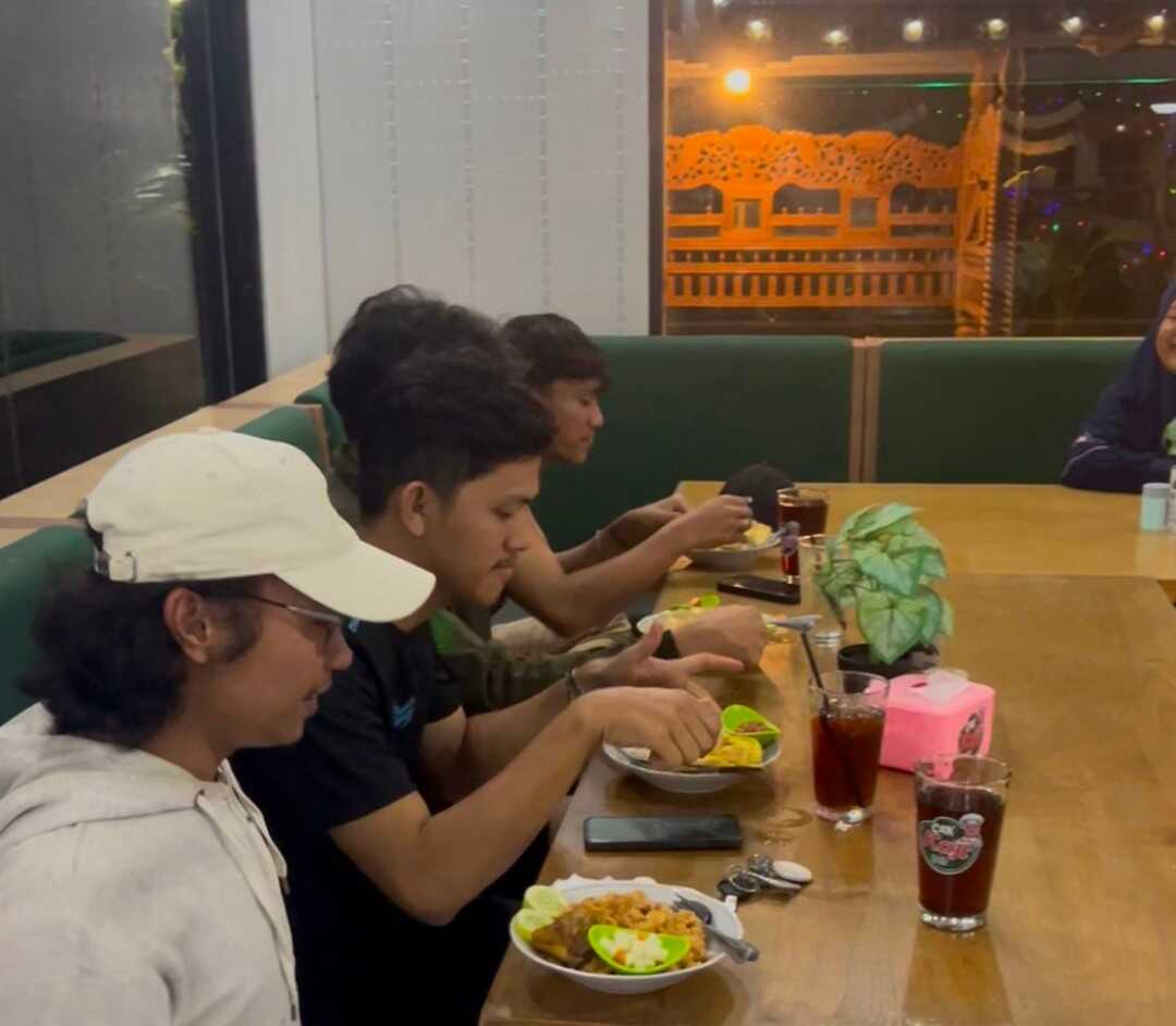 Cak Kaji Restaurant in Jember Provides Free Iftar Meals for Displaced Student Migrants from Sumatra Flood Victims