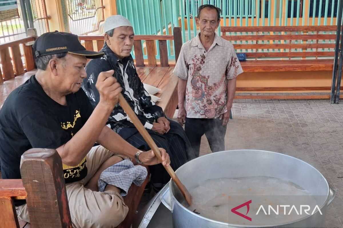 Kanji Rumbi Remains a Ramadhan Tradition at Darussalam Mosque in Langsa