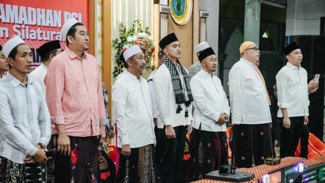 Kaesang Receives Special Meal from Leader of Nurul Qadim Islamic Boarding School During Maghrib Visit