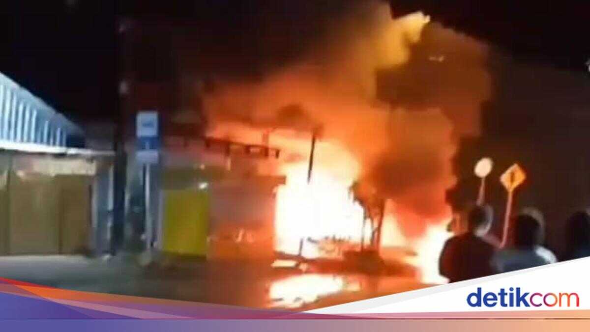 Gresik Resident Stabbed During Sahur Rounds; Suspected Perpetrator's House Burned