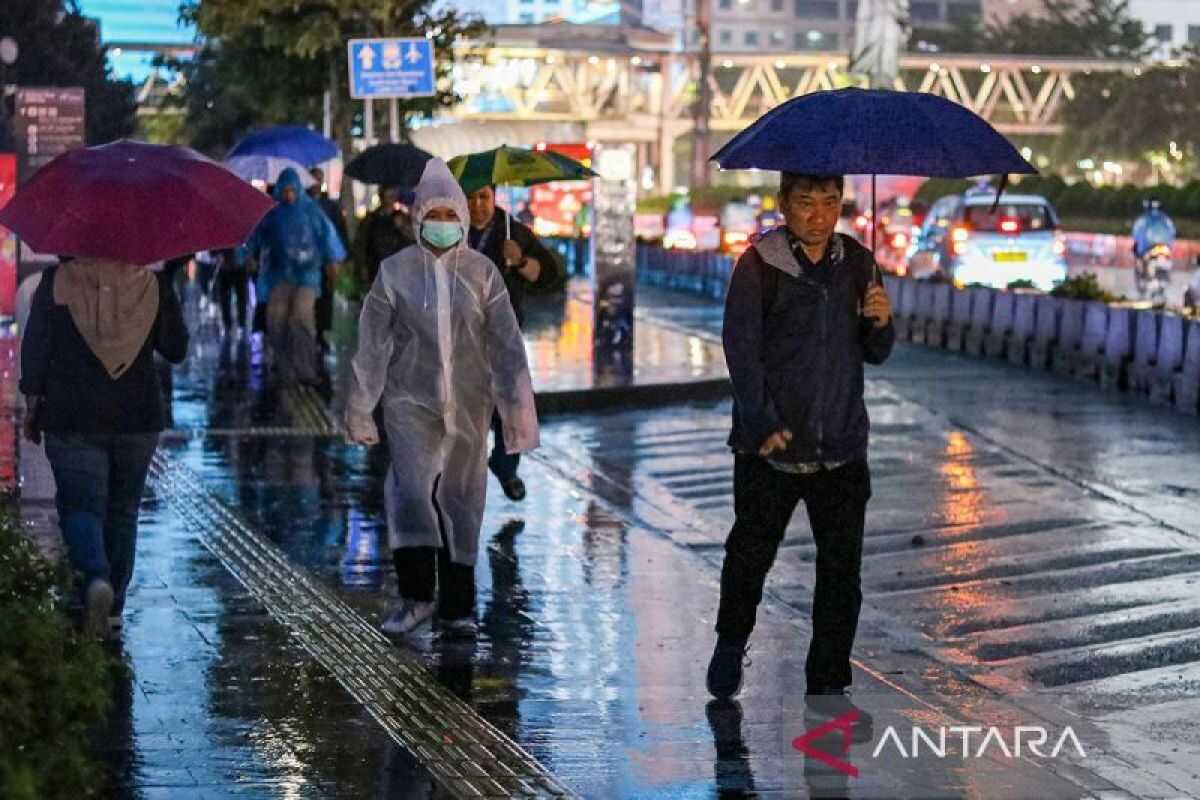 BMKG Issues Weather Alert: Widespread Rainfall Expected Across Indonesia on Sunday