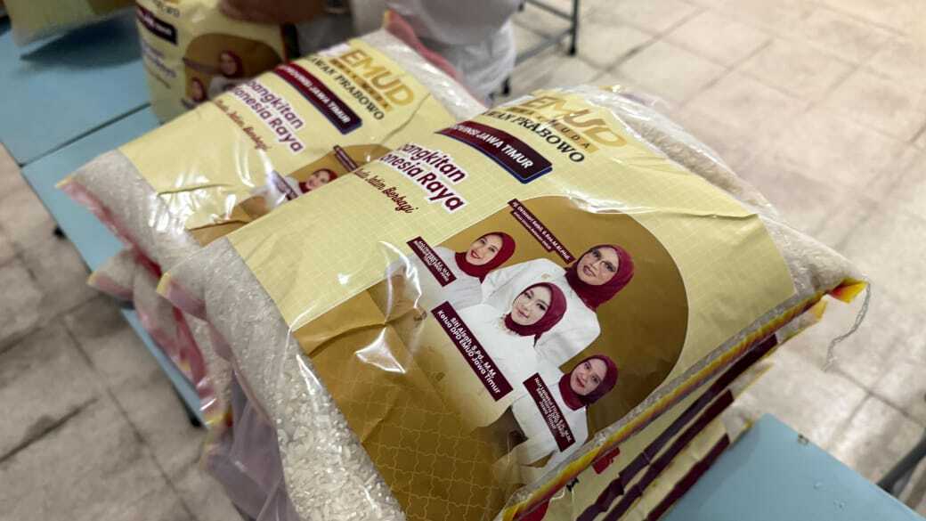 Supporting Food Security, Prabowo Volunteers in East Java Distribute Hundreds of Rice Packages