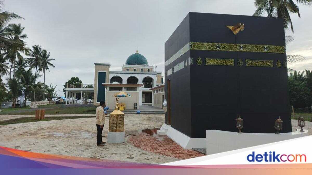 Bali Coastal Mosque in Jembrana Features Ka'bah Miniature with Sunset Views