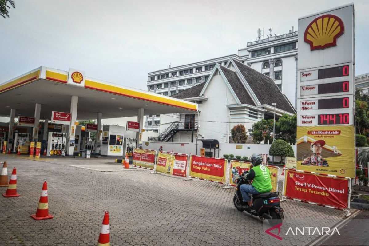 Still scarce, Shell Super fuel price rises to Rp12,390 from 1 March