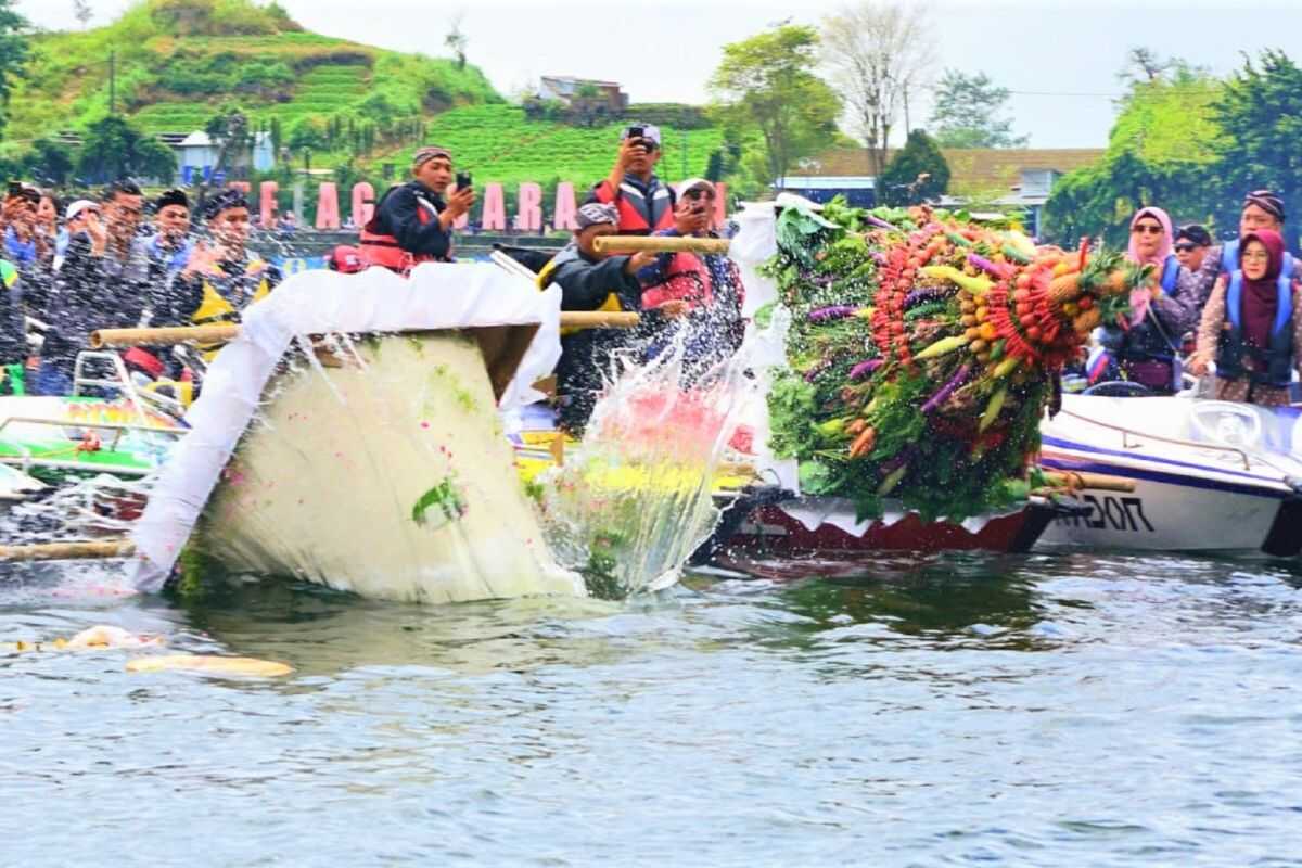 Preserving Labuhan Sarangan as Tradition and Tourism Icon of Magetan