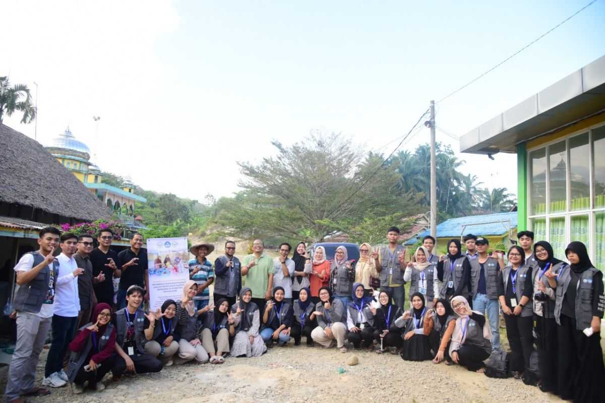 50 Unimed Students Support Post-Disaster Recovery in Langkat
