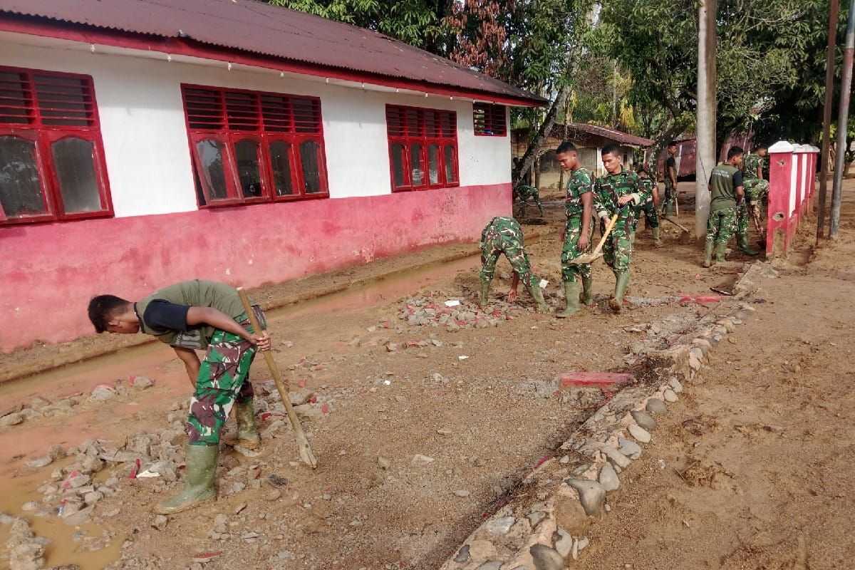 TNI restores school facilities in Central Tapanuli following flash floods