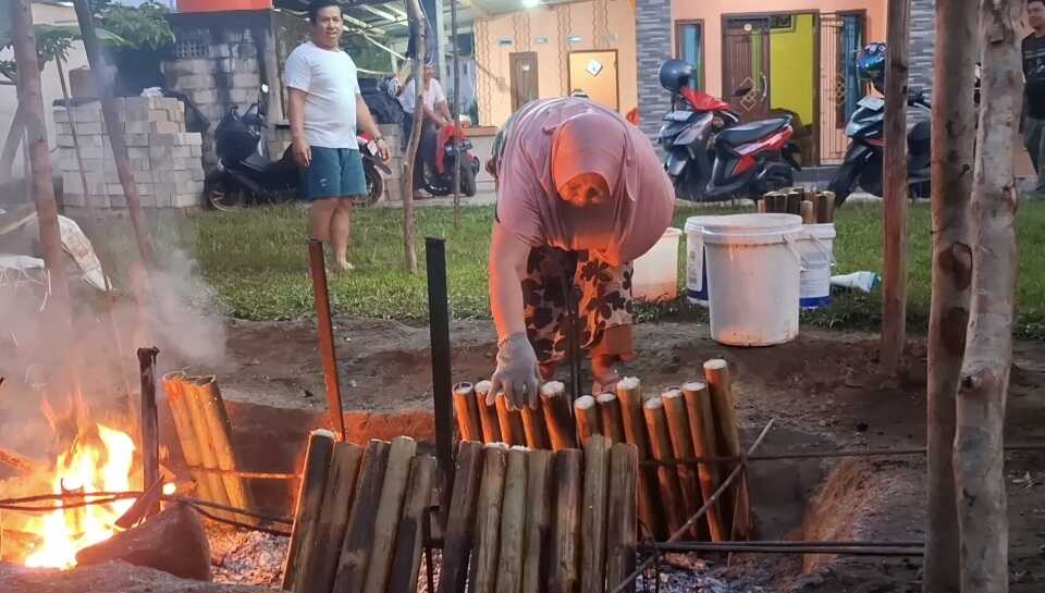 Ramadan Blessing: Bamboo Lemang Vendors Flooded with Orders