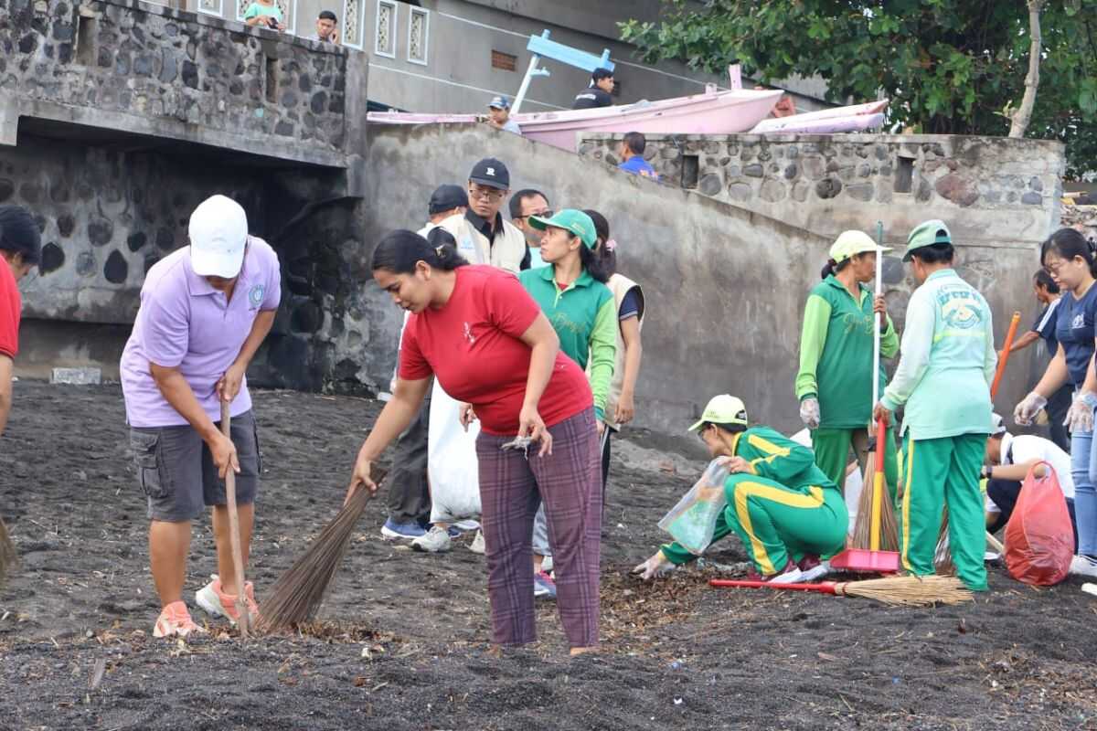 Thousands of Buleleng residents clean up coastal beaches