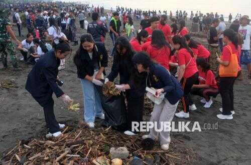 Hundreds of Volunteers Conduct Joint Cleaning Effort for Rubbish at Padang Galak Beach, Bali