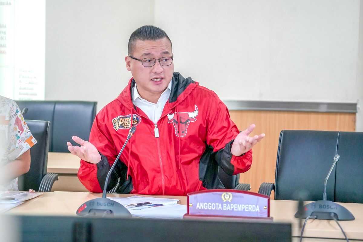 Padel court dispute: legislator urges transparent permitting