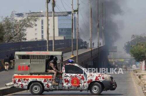 Large-Scale Pro-Iran Demonstrations Occur in Pakistan, 9 Killed at US Consulate in Karachi