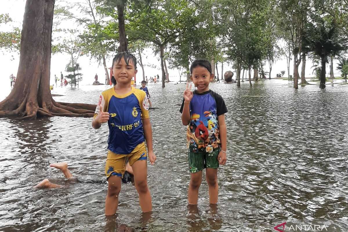 BMKG Issues Tidal Flooding Warning for NTB Coastal Areas