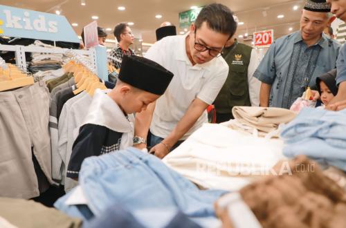 Bupati Dadang Supriatna Brings Joy to 100 Orphan Children Through Shopping Trip at Mall