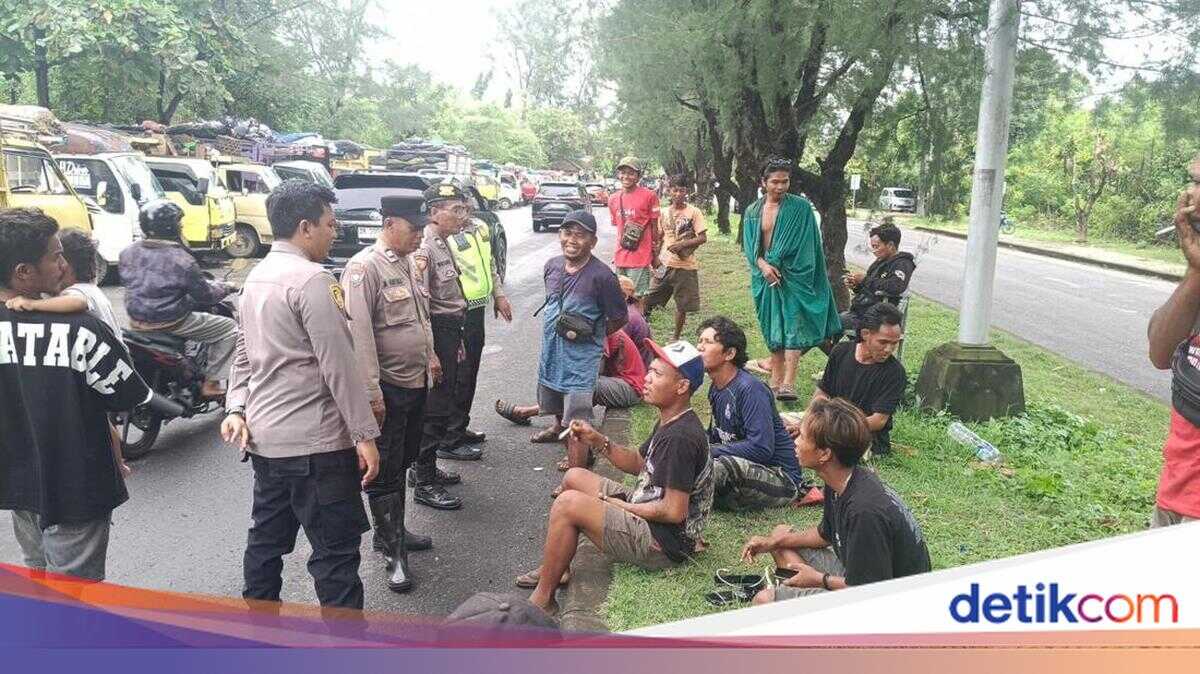 Suwung landfill closure leaves garbage trucks stranded