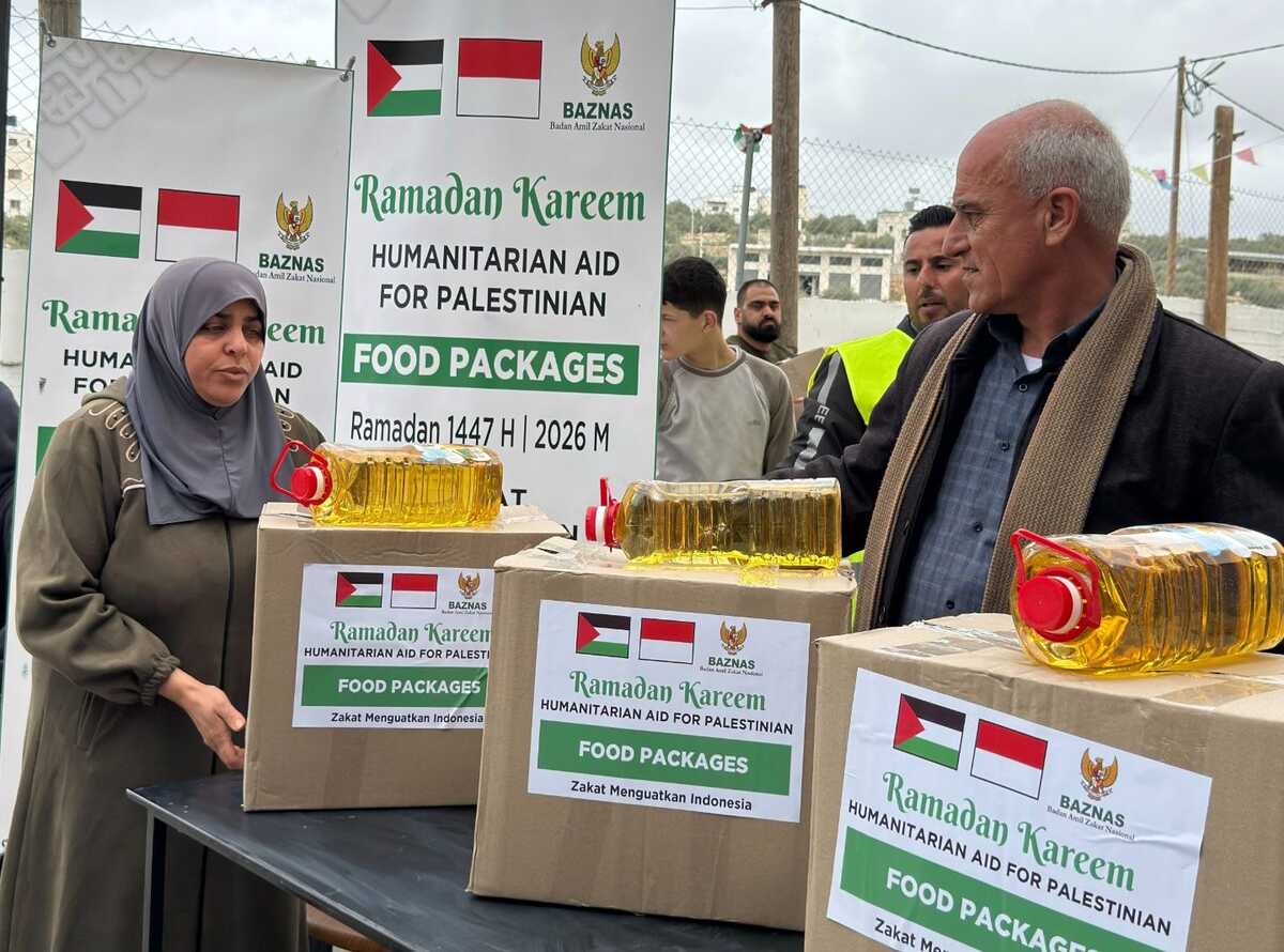Baznas Distributes Food Packages for Palestinians at Al-Aqsa Mosque