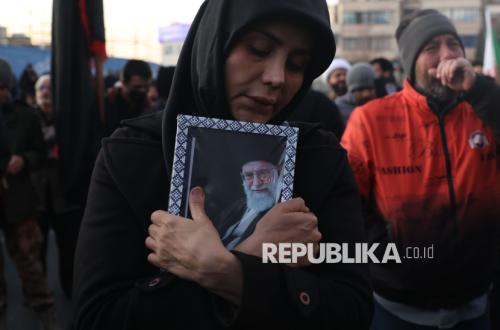 Thousands of Iranian Citizens Take to Streets, Mourn Death of Supreme Leader Ayatollah Ali Khamenei