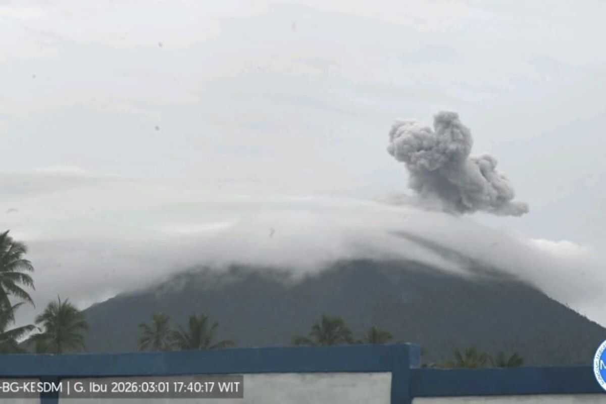 PVMBG Prohibits Activities Within 2km of Erupting Mount Ibu Crater