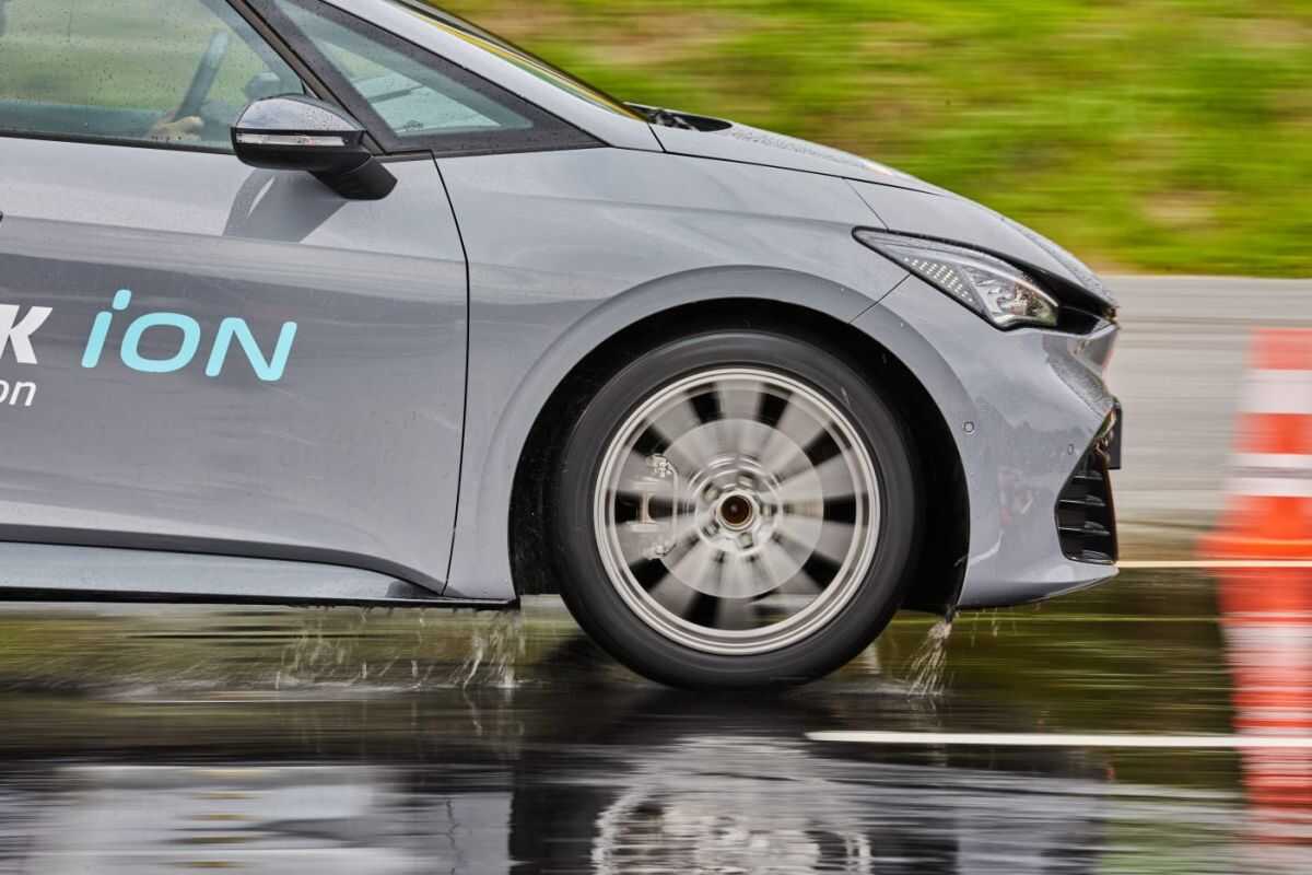 EV Users Urged to Choose Correct Tyres to Prevent "Aquaplaning"