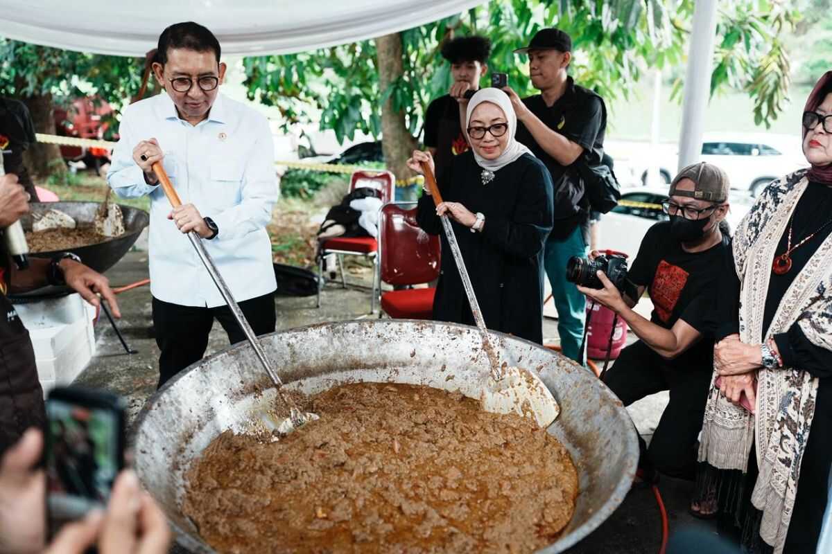 Minister of Culture Opens "Rendang for Sumatra", Distributes 17,000 Rendang Packages