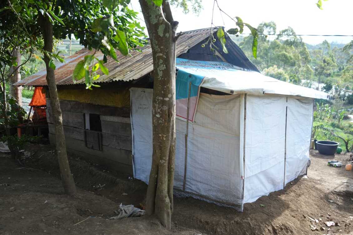 Family Receives Rp25 Million Housing Assistance from West Sumatra Deputy Governor as Home Nears Collapse