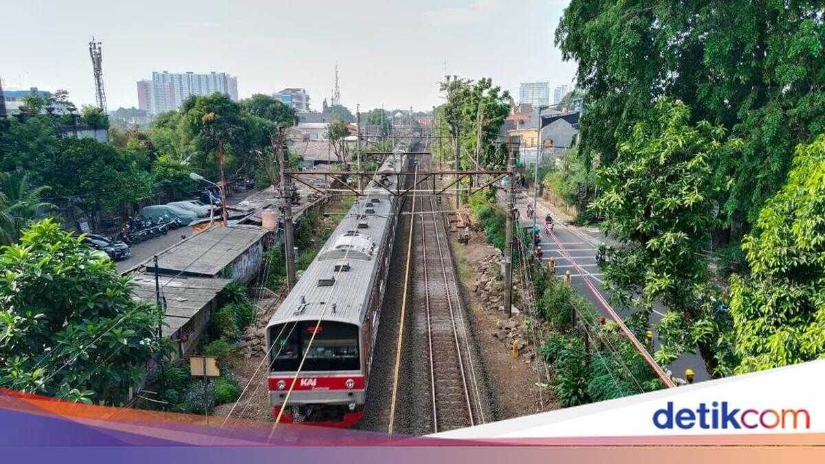 KRL Bogor-Jakarta Kota Service Disrupted by Track Issues at Bogor-Cilebut Station