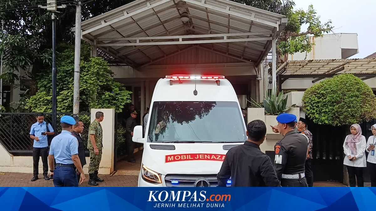 Remains of Try Sutrisno Arrive at Funeral Home