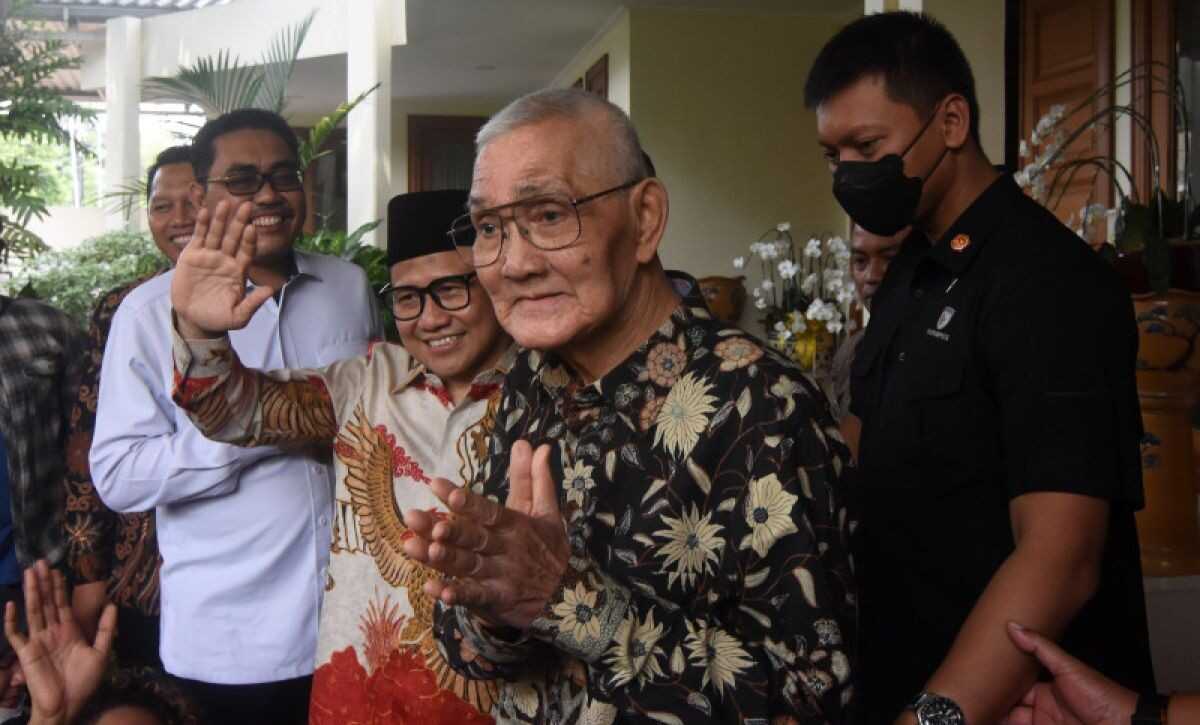 Complete Profile of the Late Try Sutrisno, Vice President with Military Background