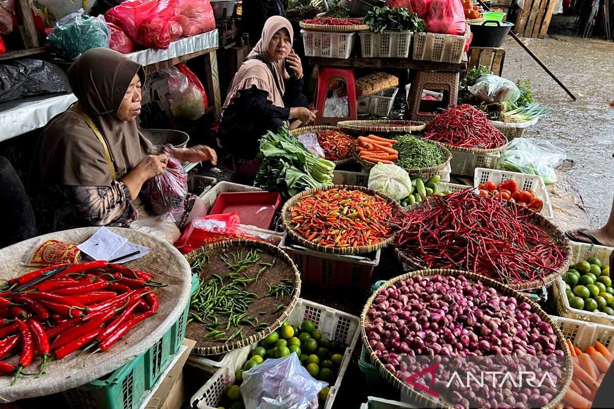 Red shallots at Rp46,900/kg, bird's eye chillies at Rp83,850/kg on Monday morning