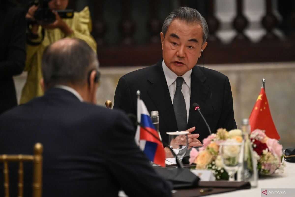 Chinese Foreign Minister Telephones Russian Counterpart to Discuss Solution for Iran