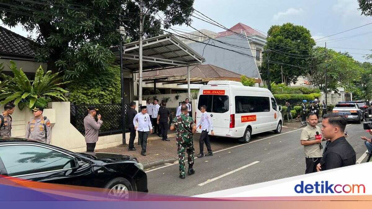Body of Former Vice President Try Sutrisno Arrives at Funeral Home