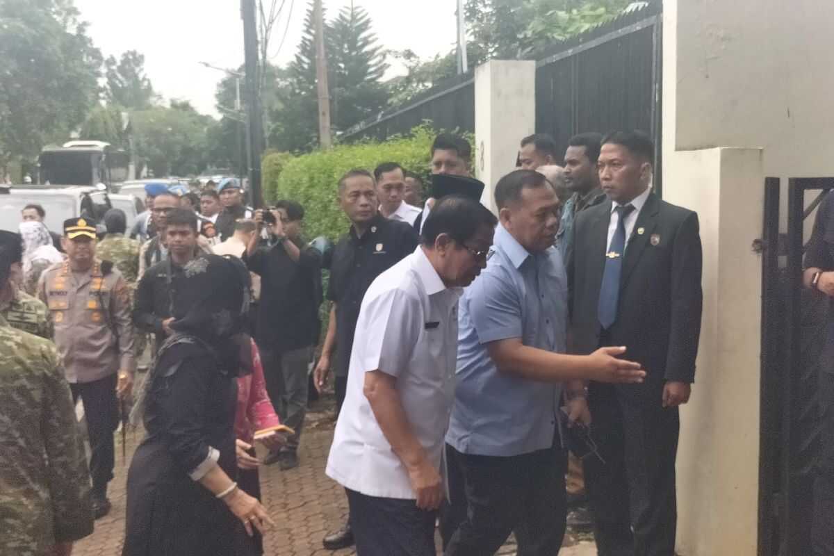 Agum Gumelar and Taufik Hidayat Pay Respects at Try Sutrisno's Residence