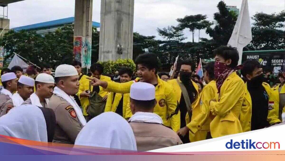 University of Indonesia Clarifies Protester Pointing at Police Is Not Its Student
