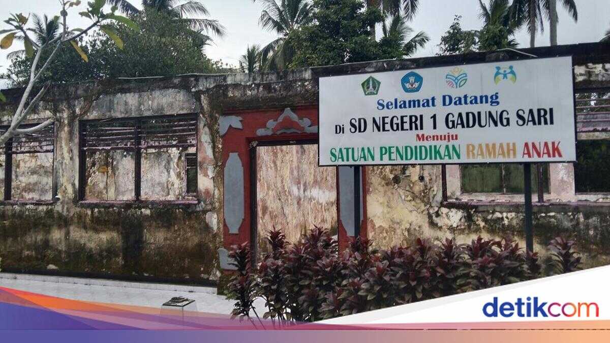 Primary School Building at Gadung Sari, Tabanan Remains Severely Damaged for Three Years as Students Share Classrooms