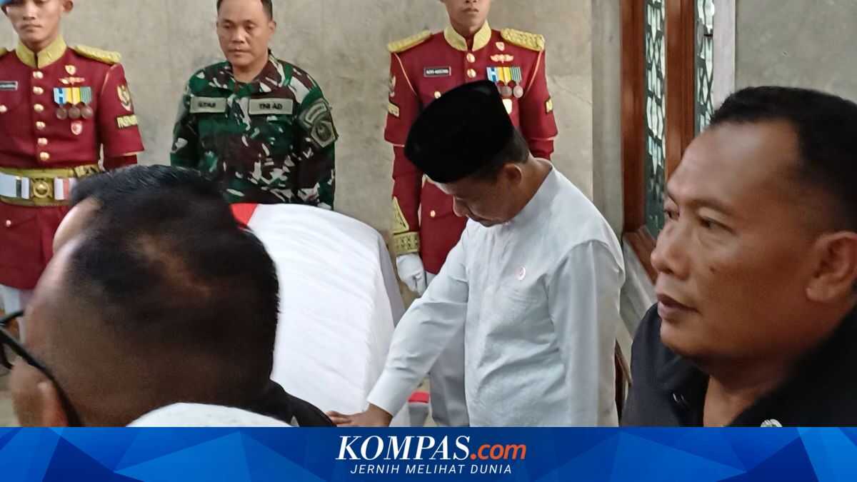 Minister Bahlil Prays Before Coffin of Former Vice President Try Sutrisno