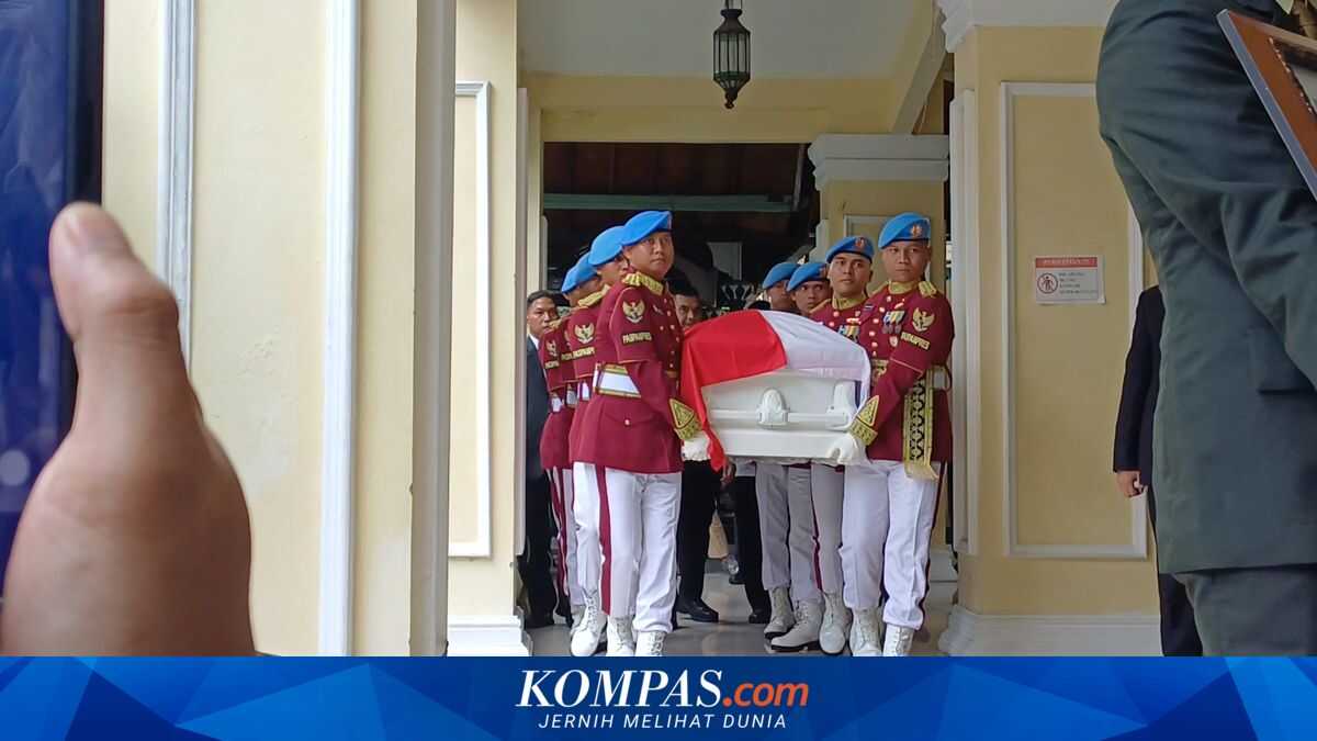 Body of Try Sutrisno, Sixth Vice President of Indonesia, Arrives at Sunda Kelapa Mosque for Final Prayer