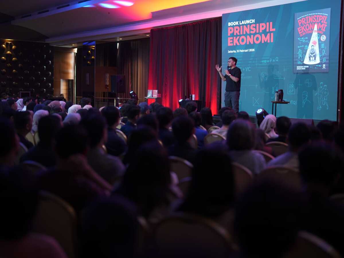 Ferry Irwandi Explains Economics Simply Through Prinsipil Ekonomi Book