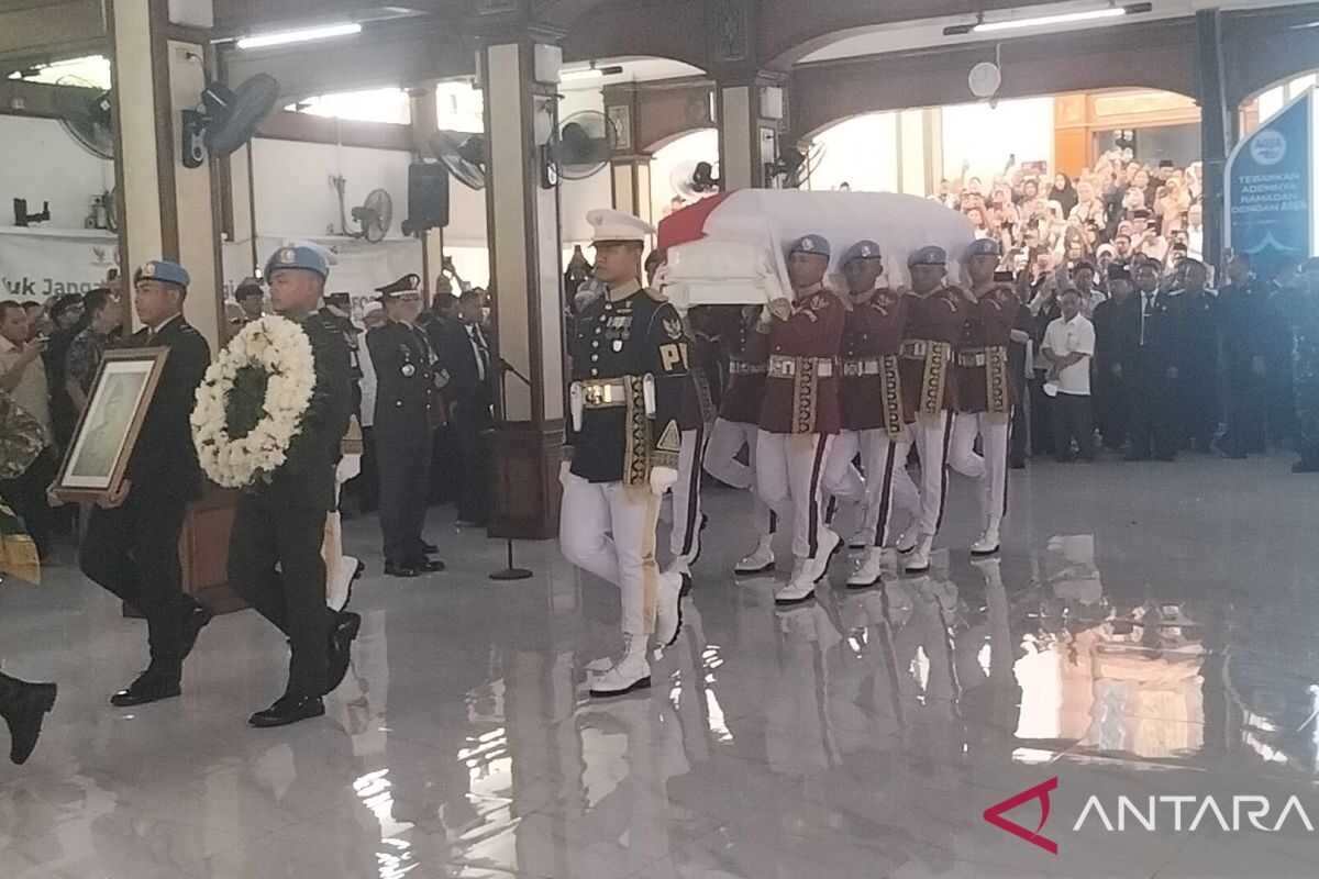 Commander-in-Chief receives Try Sutrisno's remains for military burial