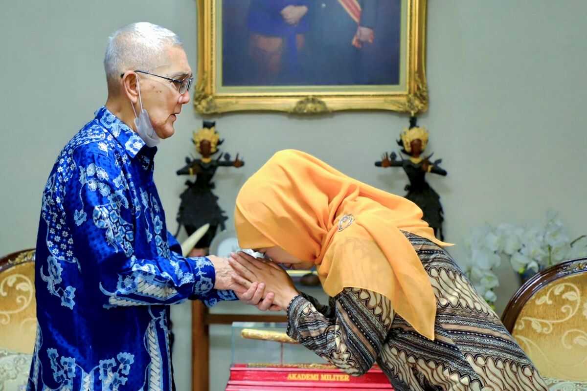 Khofifah Describes Try Sutrisno as a True Soldier and Statesman