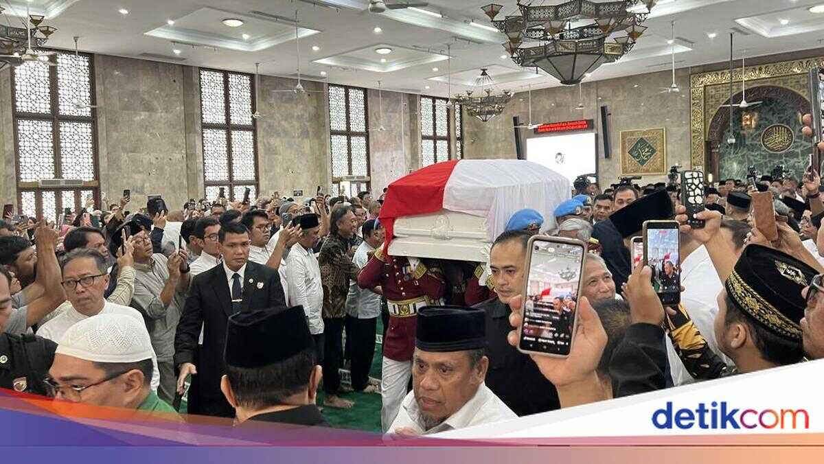 Following Funeral Prayer, Body of Try Sutrisno Sent to Kalibata National Heroes Cemetery