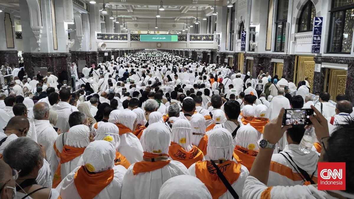 9,400 Umrah Pilgrims from East Java Stranded in Saudi Arabia amid Iran-Israel-US Conflict