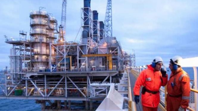 Ships Attacked in Strait of Hormuz, Global Oil Prices Surge 10 Per Cent